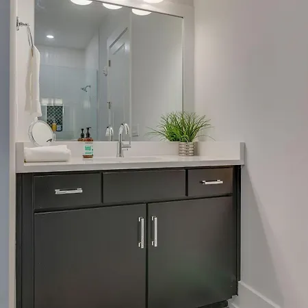 Holiday home Roomy 1-level Near Vanderbilt With Parking, 1 Story, Secure Parking, Patio 3 Miles To Broadway Nashville