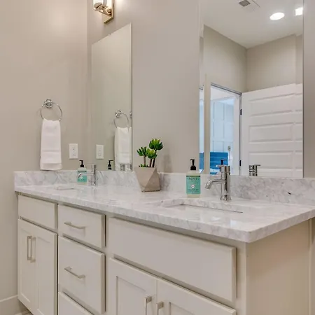 Stylish East Nash Retreat, Walk To Local Favorites, Sleep 10 With Smart Tvs, Workspace & Fast Wifi, Attached Garage & Full Kitchen, Walk To Mas Tacos, Drive 10 Min To Downtown Broadway, 24 Hr Hospitality Holiday home *