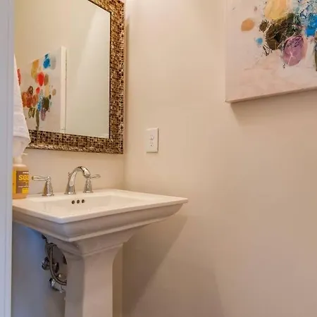 Holiday home Modern 3 King Belmont Retreat With 2 Living Walk To Belmont & Vanderbilt Near Music Row The Gulch & 12th South 2 Miles To Broadway Large Dining Table Smart Tvs Parking 24 Hr Hospitality Nashville