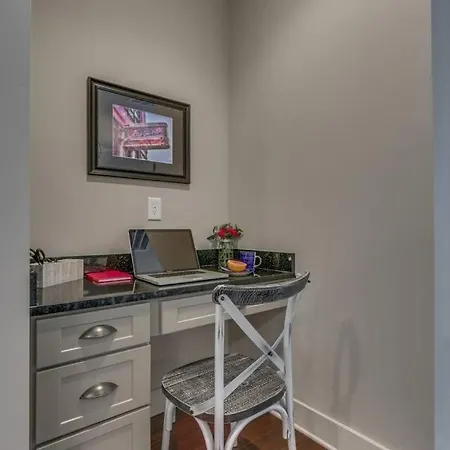 Twin Belmont Homes W 8 King 4 Living Sleep Up To 24 Guests Walk To Belmont & Vanderbilt Near Music Row The Gulch & 12 South 2 Miles To Broadway Smart Tvs Parking 24 Hr Hospitality Holiday home Nashville