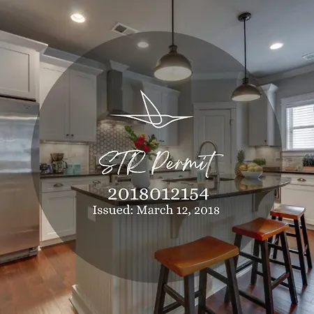 Elegant 4 King Belmont Retreat With 2 Living Walk To Belmont And Vanderbilt Near 12th South Music Row & The Gulch 2 Miles To Broadway Large Dining Table Smart Tvs Parking 24 Hr Hospitality *