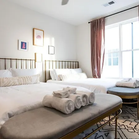 Hillsboro Village Retreat Garage Rooftop Deck Sleeps 12 Sophisticated Open Living & Gourmet Kitchen Smart Tvs Pet-friendly W Private Garage Walk To Vanderbilt Minutes To 12 South & Broadway 24 7 Hospitality Holiday home