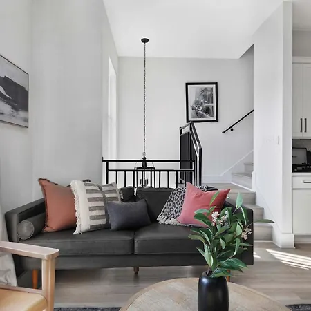 Holiday home The Camellia - Rooftop Patio & Dog Friendly!