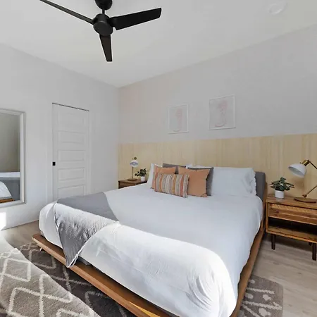 The Camellia - Rooftop Patio & Dog Friendly! Holiday home Nashville