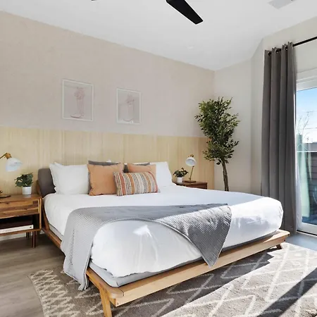 Holiday home The Camellia - Rooftop Patio & Dog Friendly! Nashville