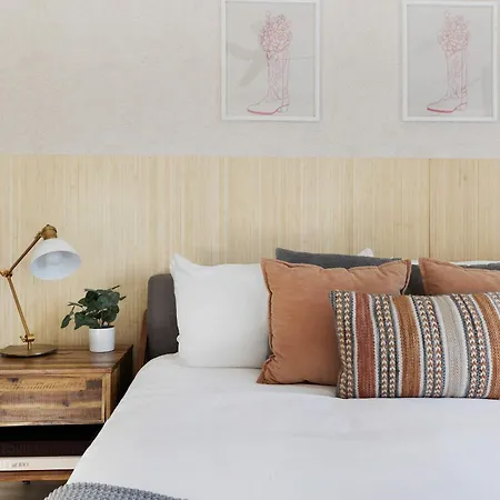The Camellia - Rooftop Patio & Dog Friendly! Holiday home *