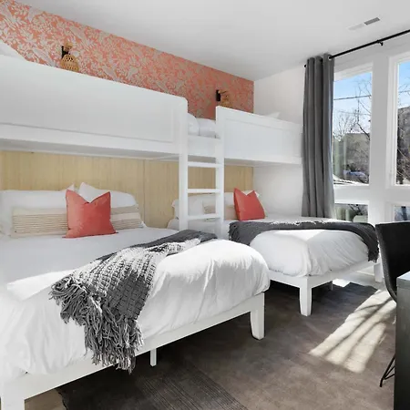 The Camellia - Rooftop Patio & Dog Friendly!