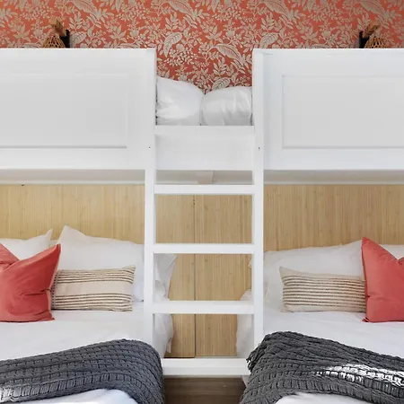 The Camellia - Rooftop Patio & Dog Friendly! *