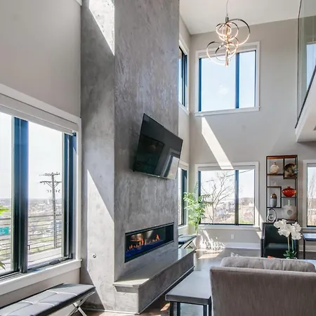 Skyline View Mansion, Hot Tub, Close To Downtown, Less Than 10 Mins To 5 Points And Broadway, 3 Spacious Suites, Workspace, Garage Spaces And Ample Parking, 24 Hr Hospitality Holiday home Nashville