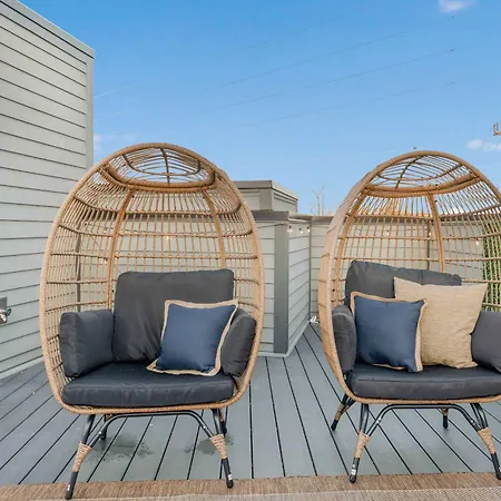 The Trillium - Beautifully Designed With Rooftop Holiday home