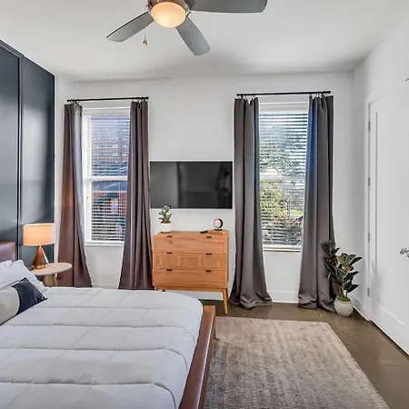 Modern King Bed Free Parking Downtown
