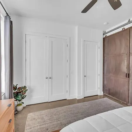 Modern King Bed Free Parking Downtown Apartment