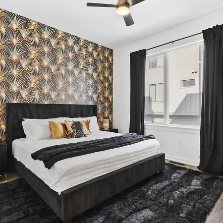24k Escape - Rooftop Oasis, 3 Miles To Broadway! Holiday home