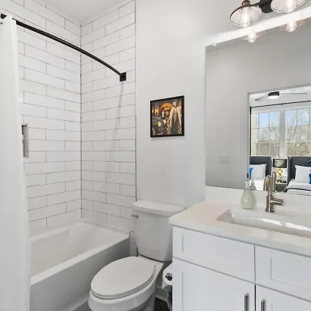 Holiday home 24k Escape - Rooftop Oasis, 3 Miles To Broadway!