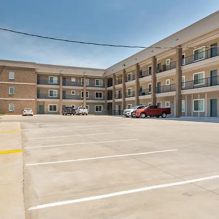 4br Condo, Sleeps 13 - Free Parking Apartment *