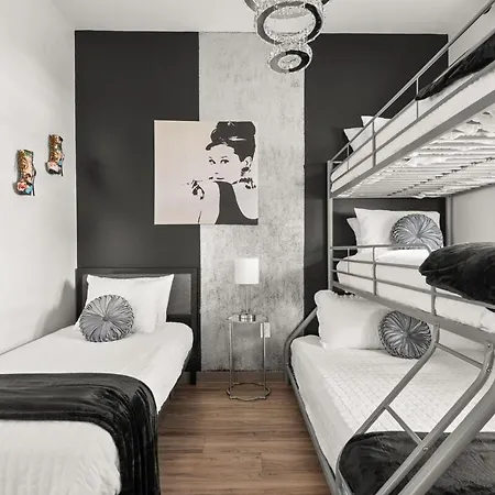 4br Condo, Sleeps 13 - Free Parking Apartment *