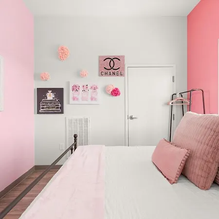 Apartment 4br Condo, Sleeps 13 - Free Parking *