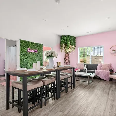 4br Condo, Sleeps 13 - Free Parking Apartment
