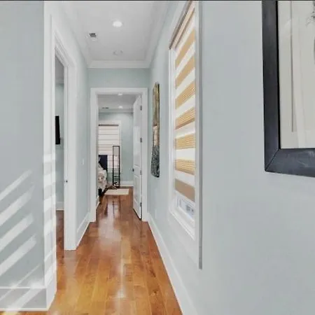 Downtown Luxury, Sleeps 6 At Downtown Holiday home