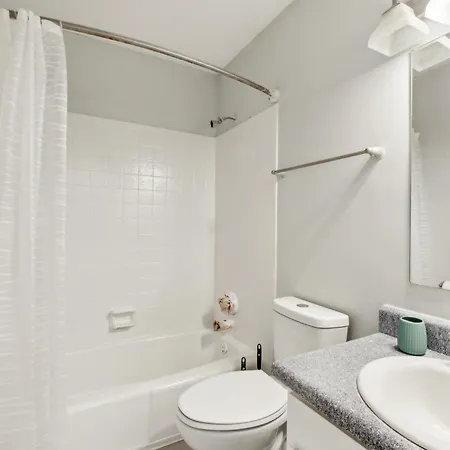 Brentwood U5 I Cozy & Comfy I 2bd I Free Parking Apartment *
