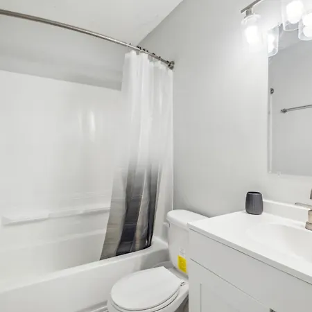 Brentwood U11 I Cozy & Comfy I 2bd I Free Parking Apartment