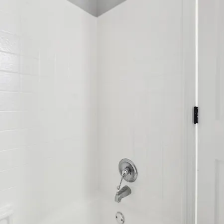 Brentwood C2 I Cozy & Comfy I 1bd I Free Parking Apartment