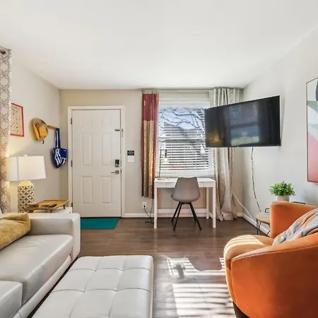 Family Friends And Free Parking Close To Downtown Holiday home *