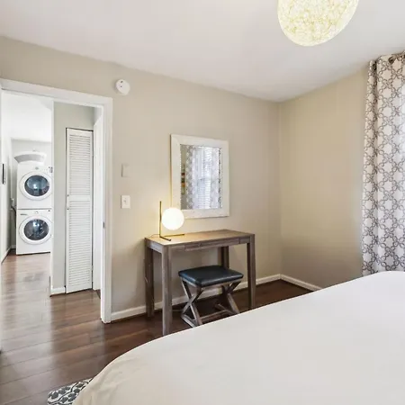 Family Friends And Free Parking Close To Downtown Holiday home *