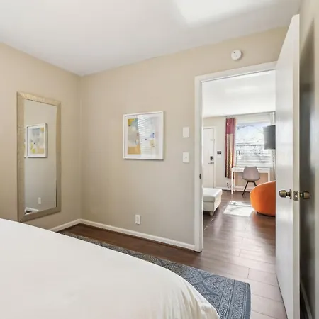 Family Friends And Free Parking Close To Downtown Holiday home *