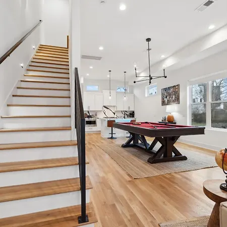 Upscale Multi-level Rooftop & Game Fun Holiday home Nashville