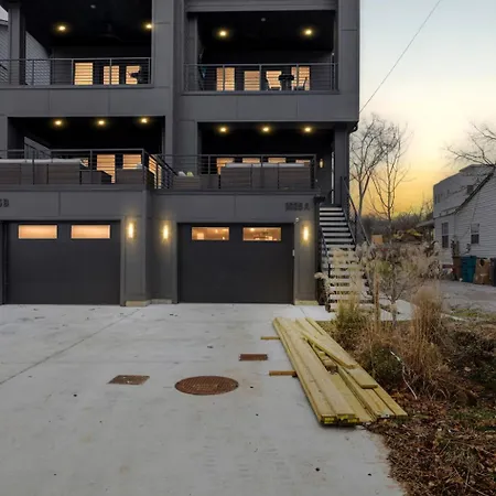 Holiday home Stylish Multi-level Retreat Rooftop & Pool Table Nashville