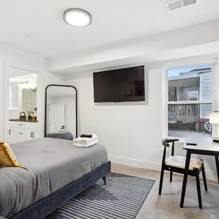 1st Flr Retreat Downtown & Spots Holiday home *