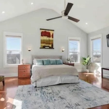 Downtown Luxury Sleeps 9 At Music