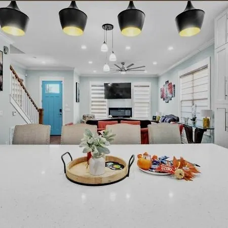 Apartment Downtown Luxury Sleeps 9 At Music