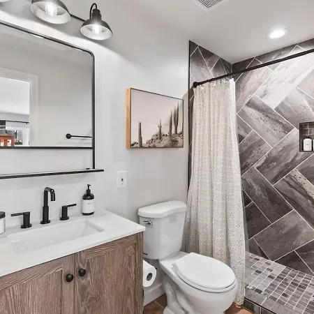 Holiday home Chic And Cozy - Walk To Bars, Coffee, And Restaurants *