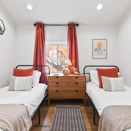 Holiday home Chic And Cozy - Walk To Bars, Coffee, And Restaurants *