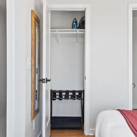 Chic And Cozy - Walk To Bars, Coffee, And Restaurants Holiday home
