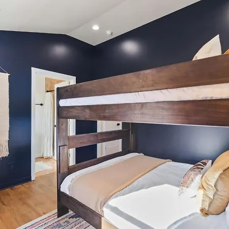 Chic And Cozy - Walk To Bars, Coffee, And Restaurants Holiday home Nashville