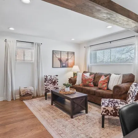 Holiday home Chic And Cozy - Walk To Bars, Coffee, And Restaurants