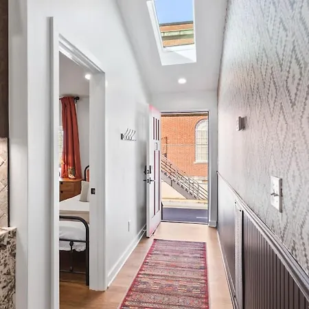 Holiday home Chic And Cozy - Walk To Bars, Coffee, And Restaurants *