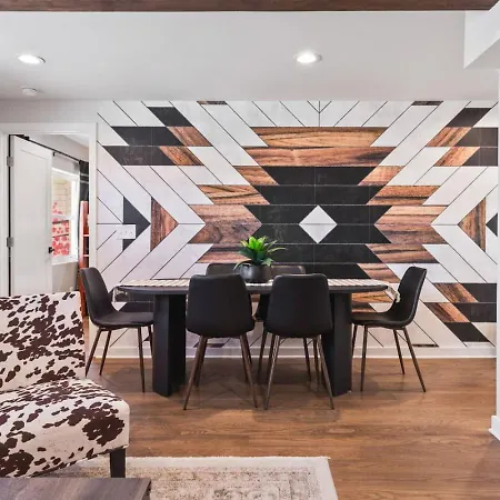 Chic And Cozy - Walk To Bars, Coffee, And Restaurants *