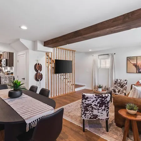 Chic And Cozy - Walk To Bars, Coffee, And Restaurants