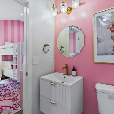 Barbie Dream - Near Restaurants, Coffee And Bar *