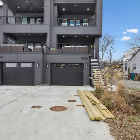 Sleek Multi-level Rooftop Views & Pool Table Holiday home *