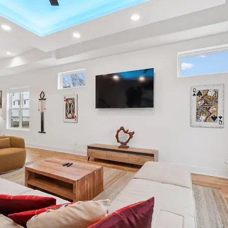 Sleek Multi-level Rooftop Views & Pool Table Holiday home