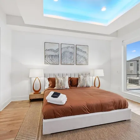 Sleek Multi-level Rooftop Views & Pool Table Nashville