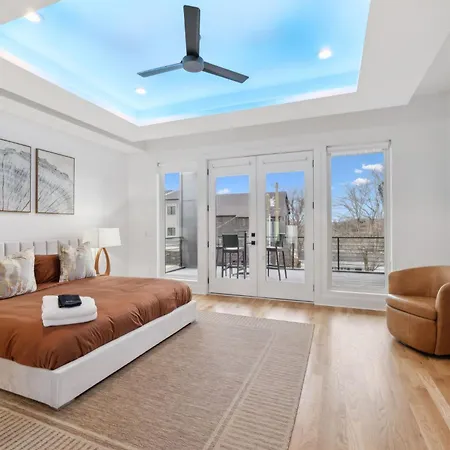 Sleek Multi-level Rooftop Views & Pool Table *