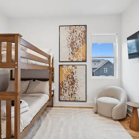 Sleek Multi-level Rooftop Views & Pool Table Holiday home *