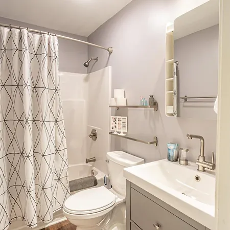 - 3313b Felicia St *