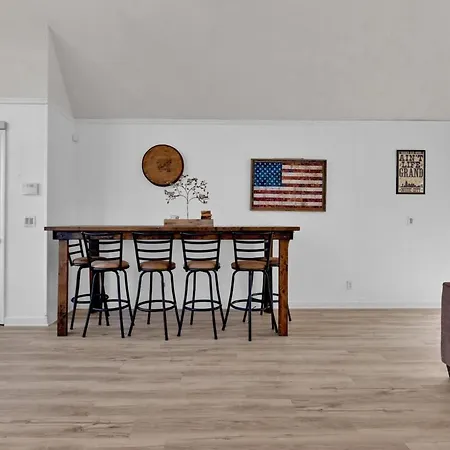 8 Beds! Spacious Abode Ideal For Larger Groups! Nashville